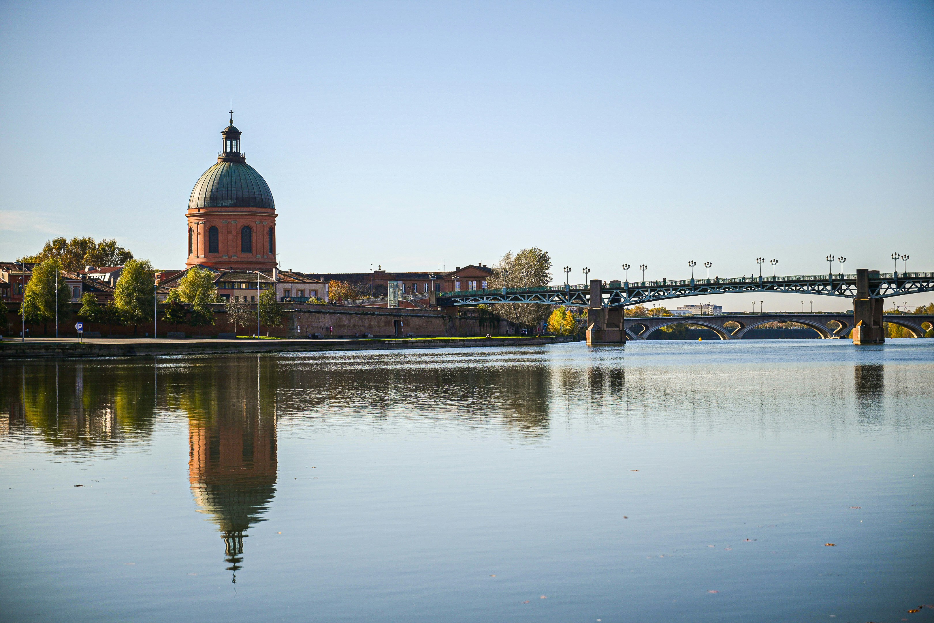 ville de toulouse au bord de l'eau avec un pont et un bâtiment et un ciel bleu 