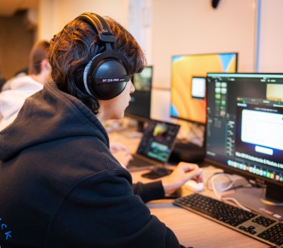 etudiant-montage-video-studio-m-nice-formation-audiovisuelle