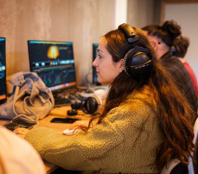 etudiante-montage-video-studio-m-nice-postproduction
