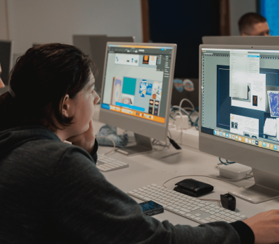 studio-m-etudiants-design-graphique-travail-sur-ordinateur