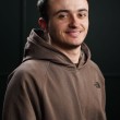 photo-étudiant-portrait-pull-marron-homme-studiom-nice-fond-noir-plateau