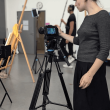 photo d'une étudiante alumni appareil photo salle de tournage 