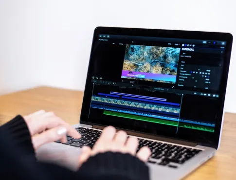 Montage-vidéo--le-vrai-pouvoir-est-dans-la-post-prod