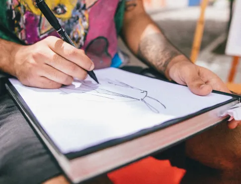 Après une école design Toulouse : freelance ou salarié, quelle voie pour lancer sa carrière ?