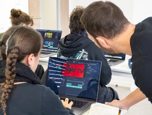 Monteur Vidéo : L'Art de Manier l'Émotion et l'Image