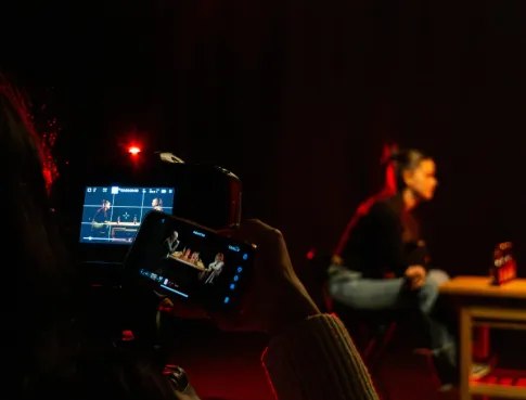 Des étudiants recréent l’ambiance de Hot Ones et Bloqués