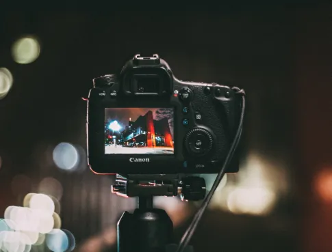 Les micro-formats narratifs imposent un montage plus dynamique