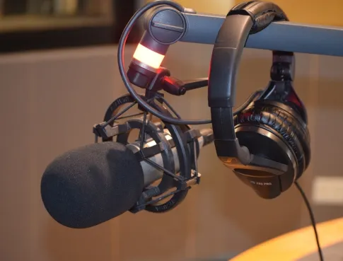 Faut-il un dipl&ocirc;me pour devenir animateur radio ? 