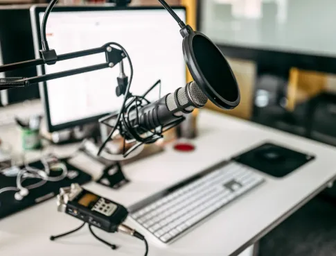 L'essor du podcast vid&eacute;o remet le montage narratif sous les projecteurs