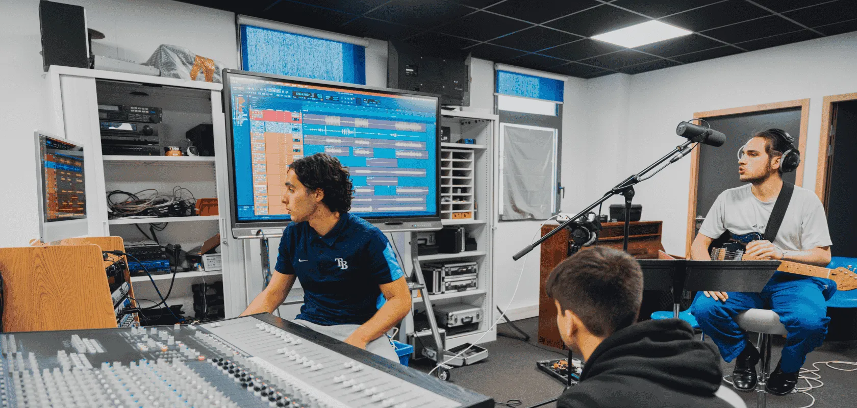 Plonge-dans-les-métiers-créatifs-grâce-à-Studio-M