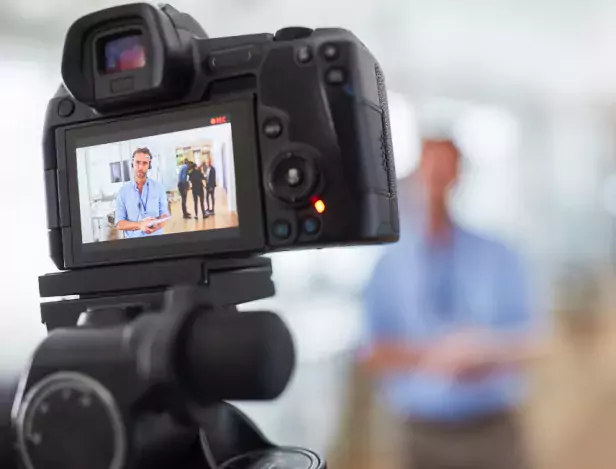 Caméra-en-tournage-pour-une-vidéo-de-marque-à-Bordeaux