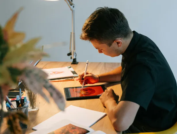 étudiant-graphiste-sur-tablette-graphique