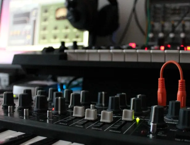 table-mixage-alternance-technicien-son-paris