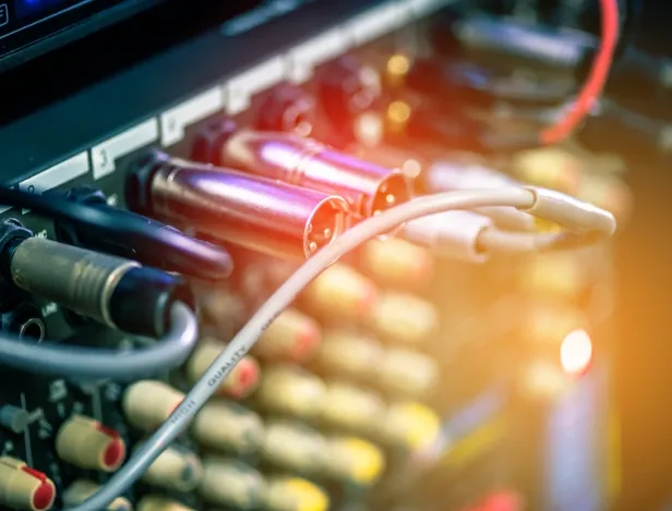 Comment-le-son-immersif-transforme-la-musique-et-le-cinéma-enjeux-nouveaux-formats-et-impact-pour-les-techniciens-du-son-en-bts-audiovisuel-option-son