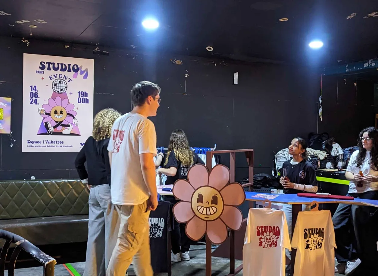 photo-event-studio-m-paris-stand-merch-prepa-art_11zon.jpg photo-event-studio-m-paris-stand-merch-prepa-art-11zon